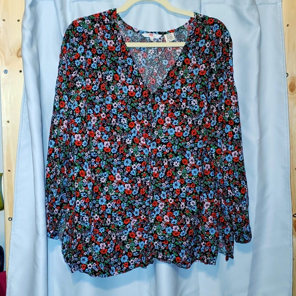 2x Levi's black and floral top